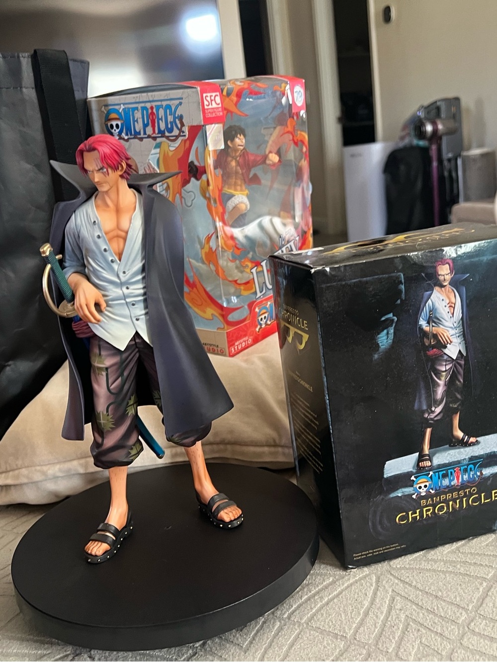 One Piece Shanks Figure - Red Hair Collectible and Luffy superfigure